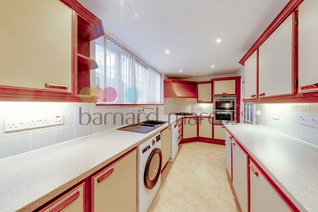 Property photo 3 of 8 Kitchen