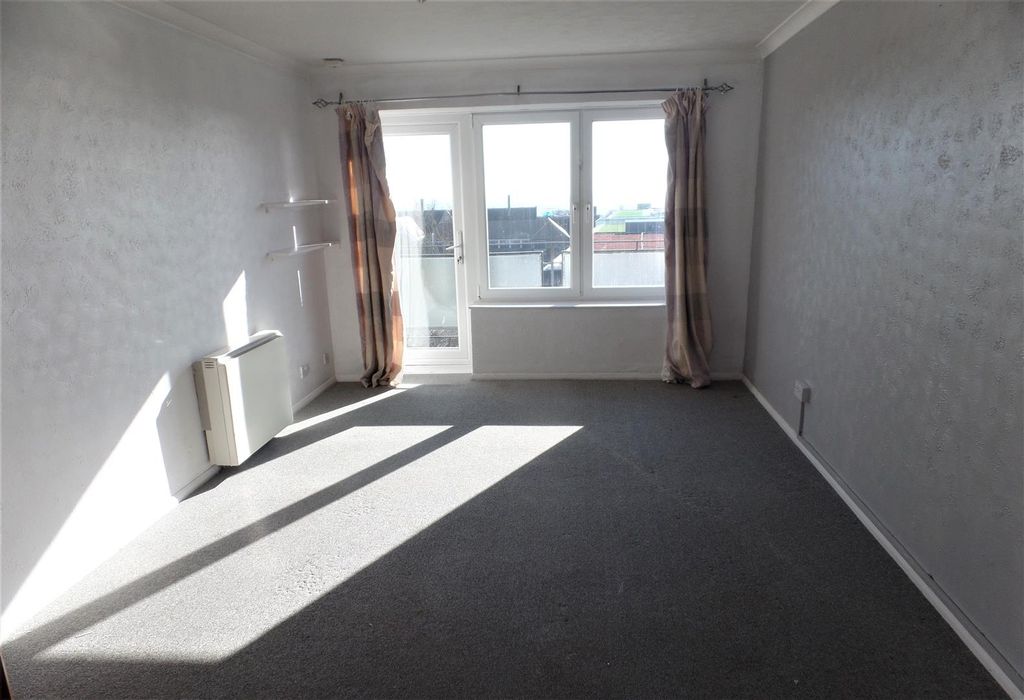 Property photo 2 of 12 Lounge.Jpg