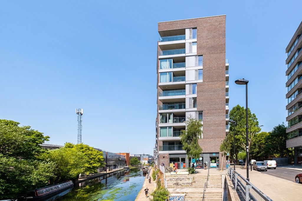 Property photo 1 of 10 Regents Wharf