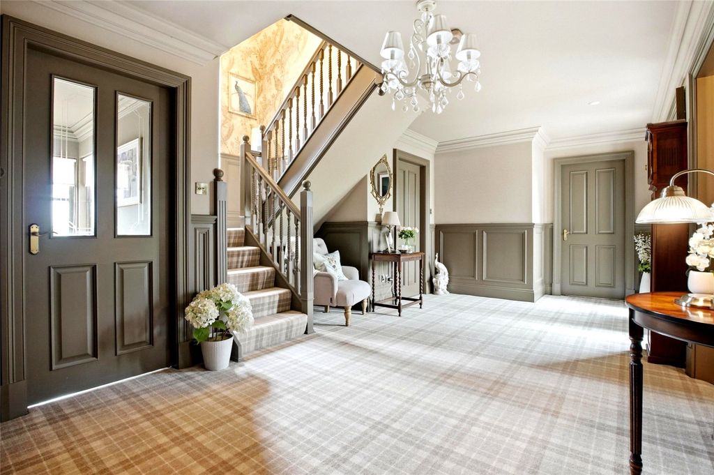 Property photo 3 of 34 Entrance Hall