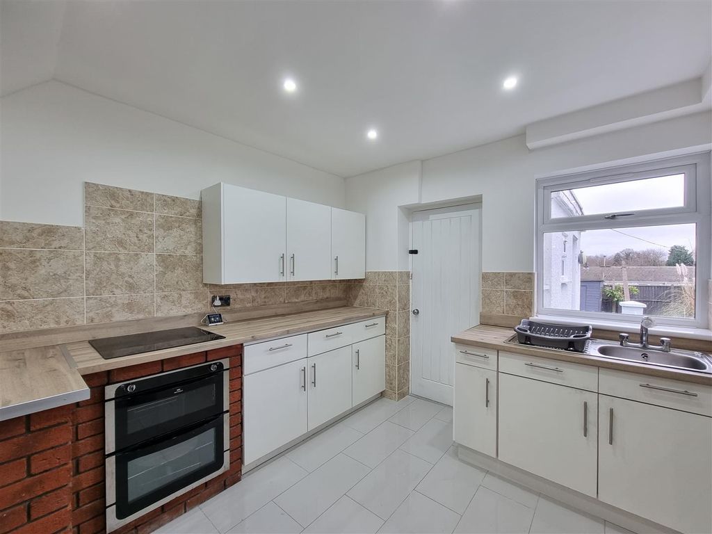 Property photo 3 of 14 Kitchen