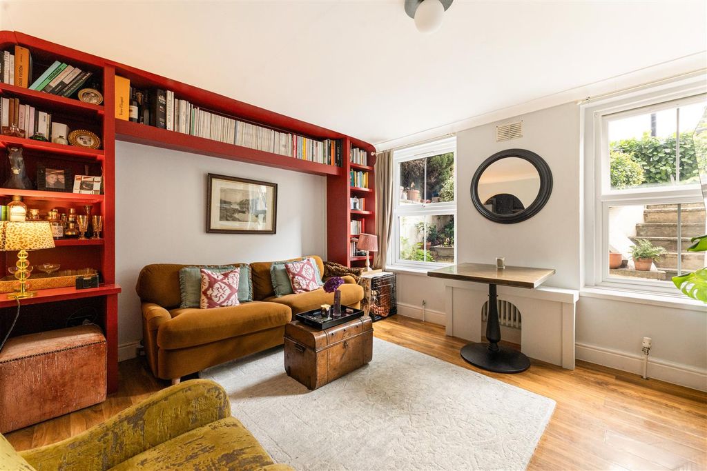 Property photo 2 of 16 Kenninghall Road, E5