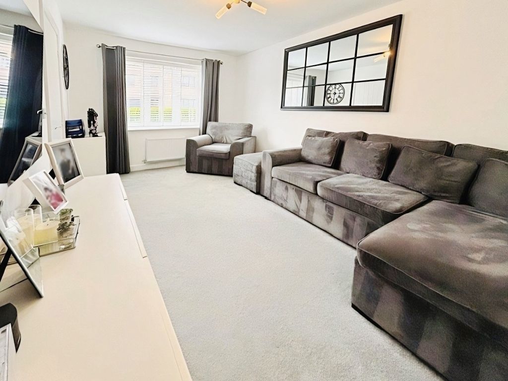 Property photo 3 of 30 Lounge