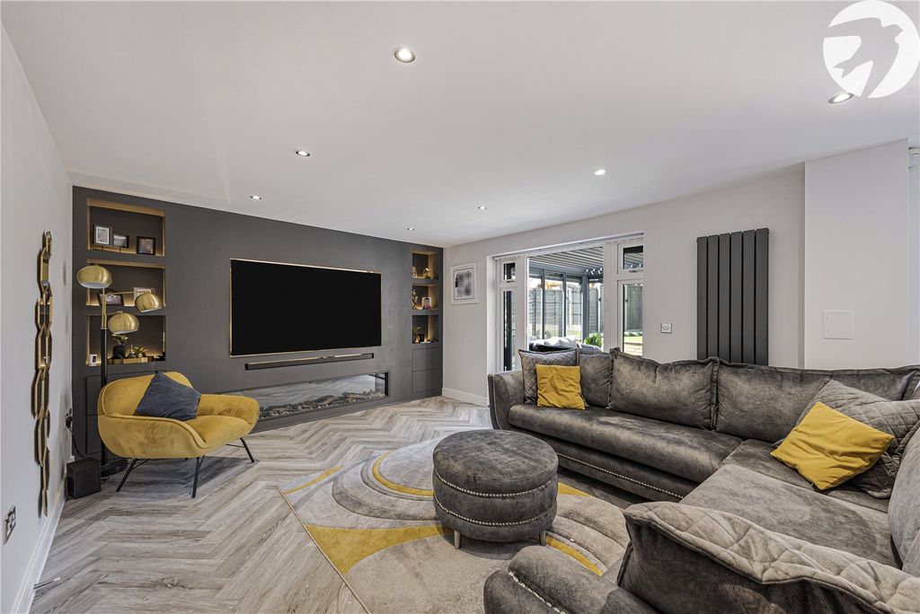 Property photo 2 of 35 Lounge