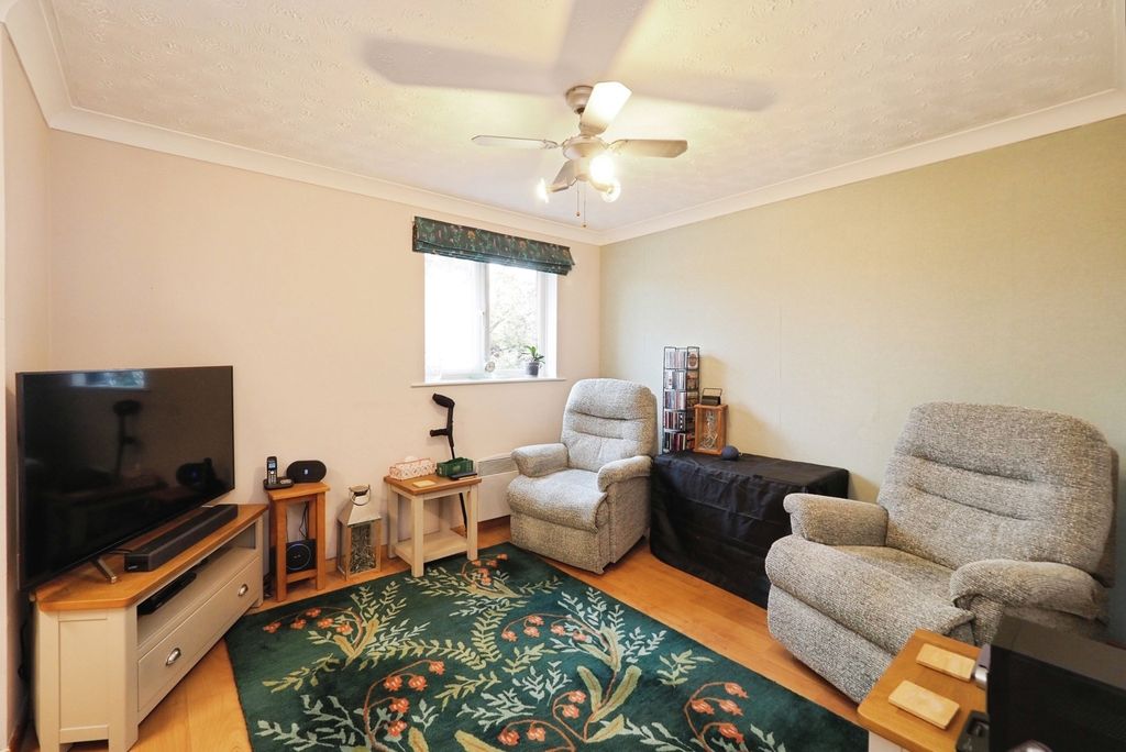 Property photo 2 of 17 Lounge