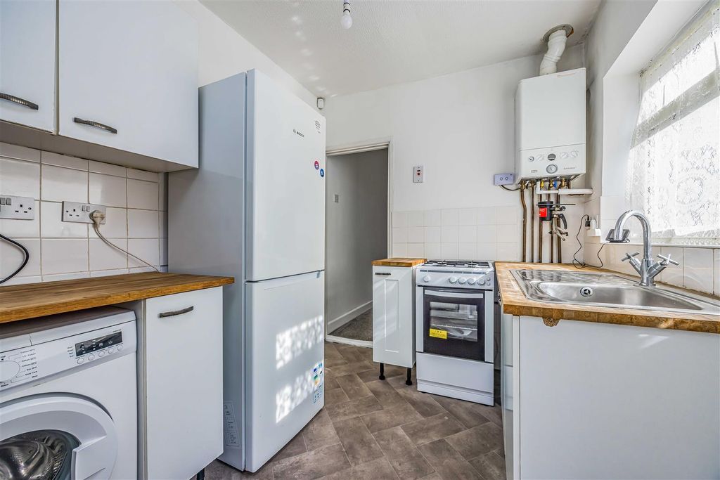 Property photo 2 of 18 Sutherland Road, Southsea-Small-Porticomarketing-N