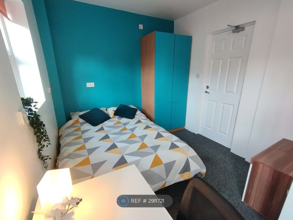 Property photo 1 of 7 Room 2 - Comes With Ensuite