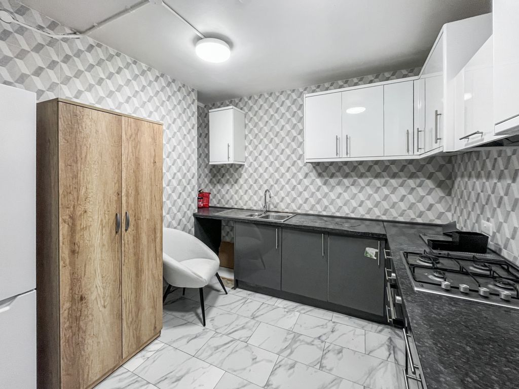 Property photo 2 of 25 304A High Street, Sutton, Surrey, Sm1 1Pq