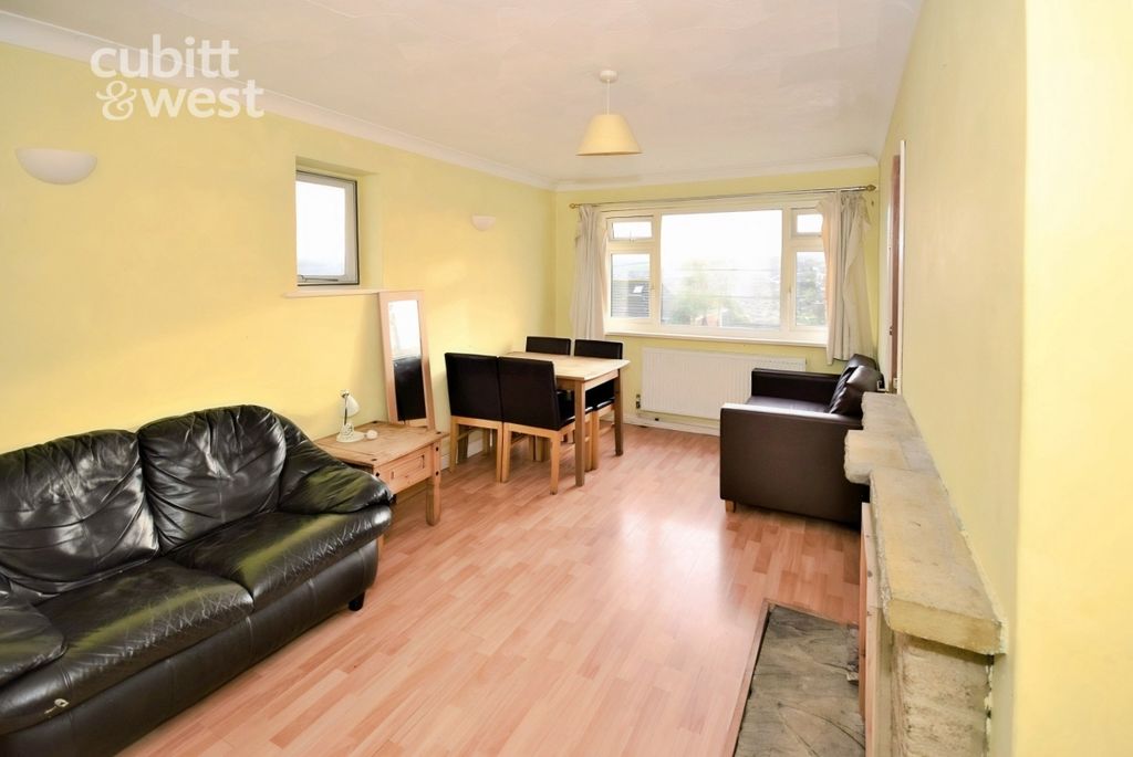 Property photo 2 of 10 Lounge