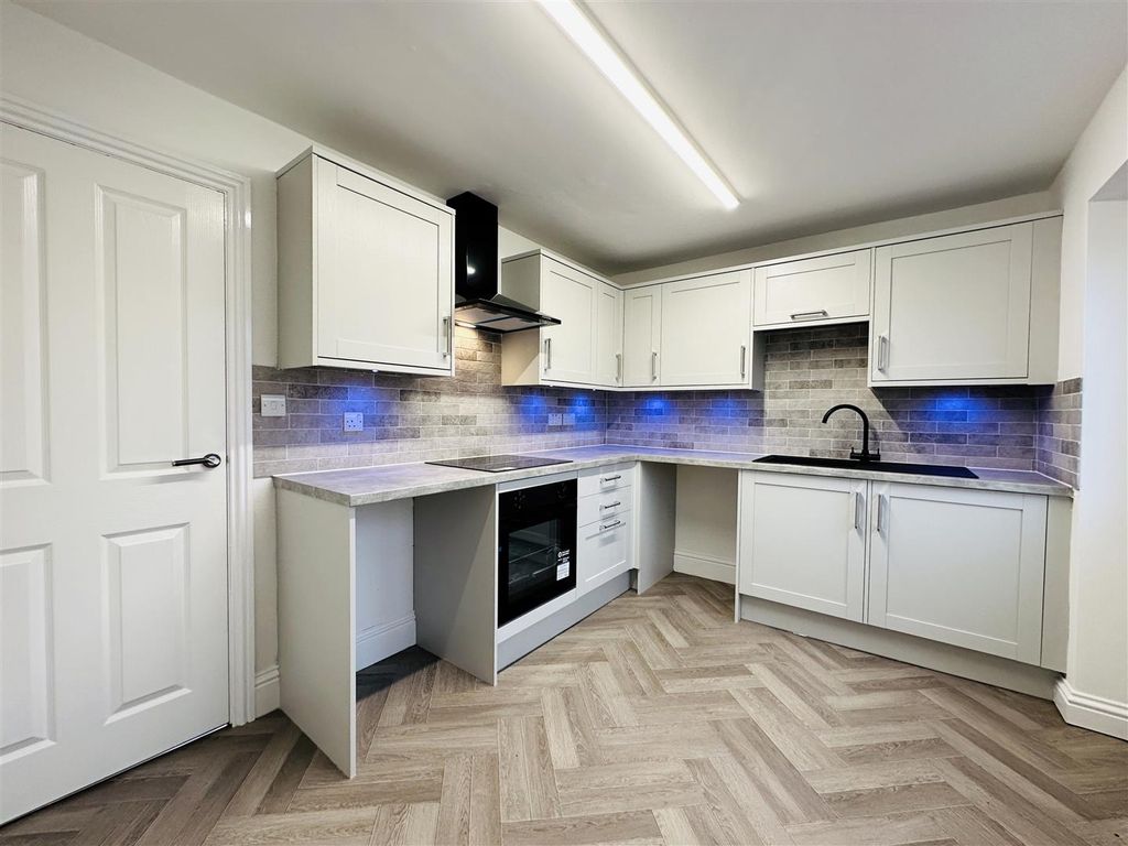 Property photo 2 of 12 Kitchen