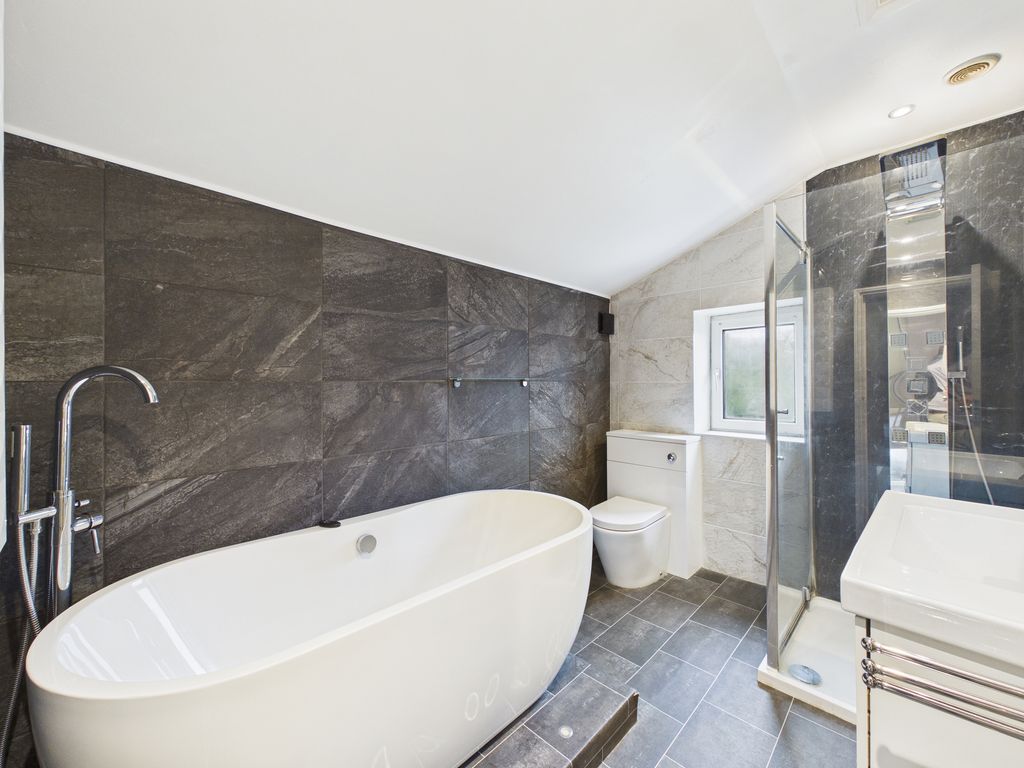 Property photo 2 of 9 Bathroom (2)