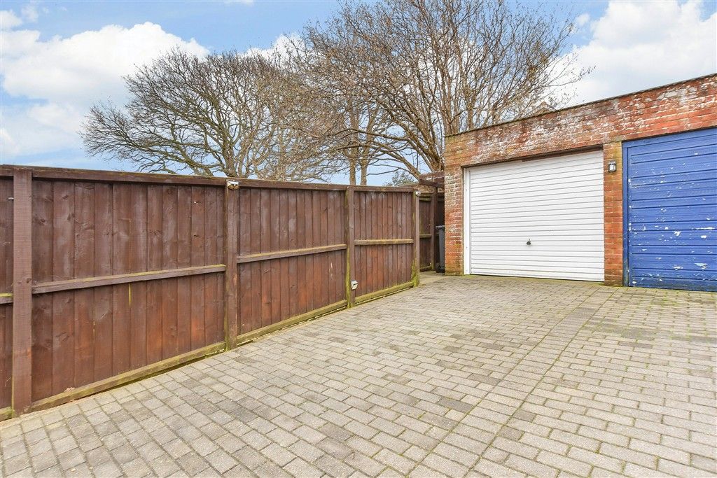 Property photo 2 of 17 Driveway/Parking