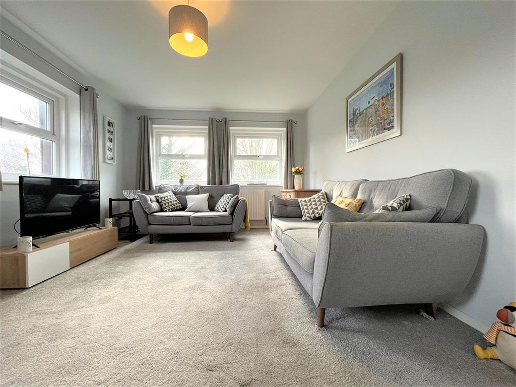 Property photo 2 of 10 Living Room