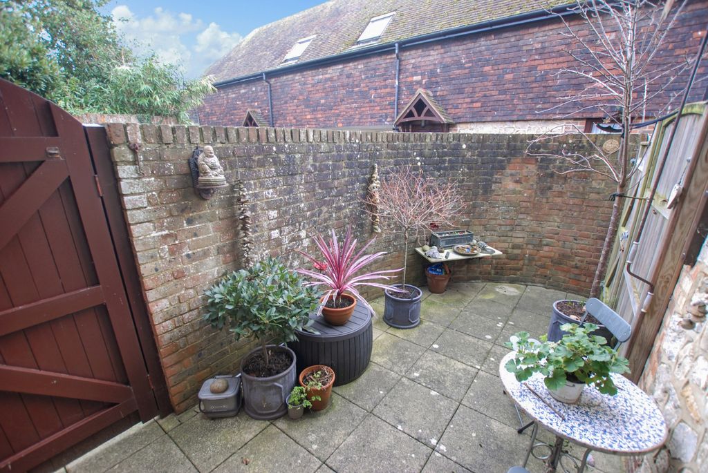 Property photo 2 of 11 Courtyard