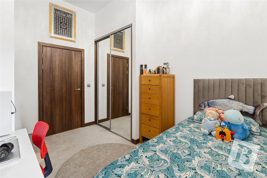 Property photo 3 of 17 Bed 2
