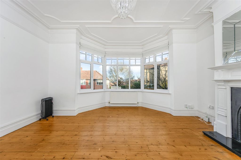 Property photo 2 of 25 12 St Albans Crescent-3.Jpg