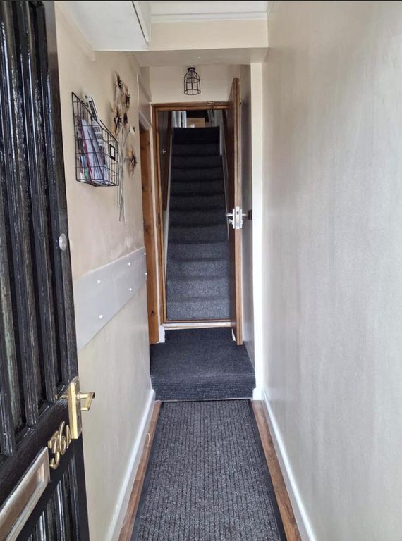 Property photo 2 of 10 Hallway