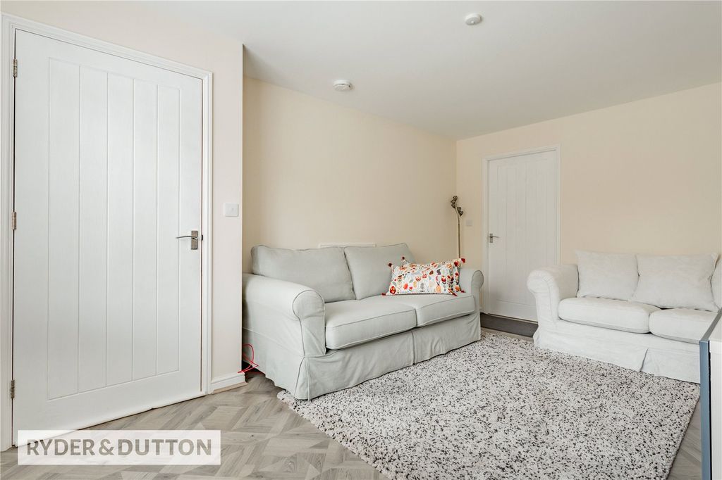 Property photo 3 of 16 Lounge