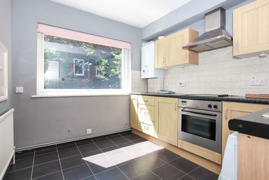 Property photo 3 of 10 Kitchen