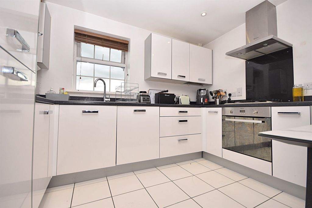 Property photo 2 of 11 Kitchen
