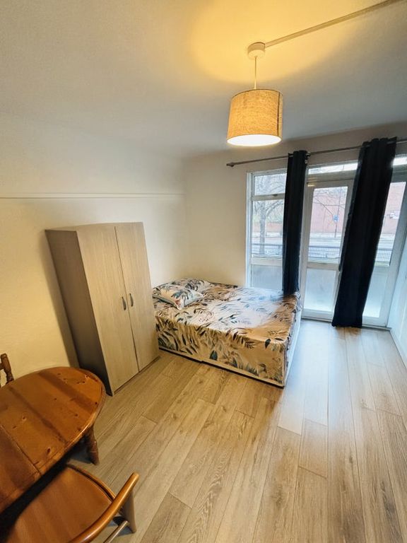 Property photo 1 of 17 £980