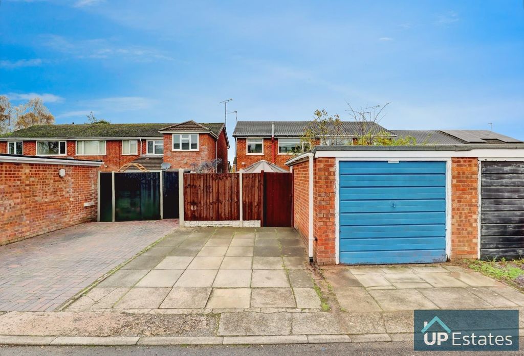 Property photo 3 of 13 Garage / Parking