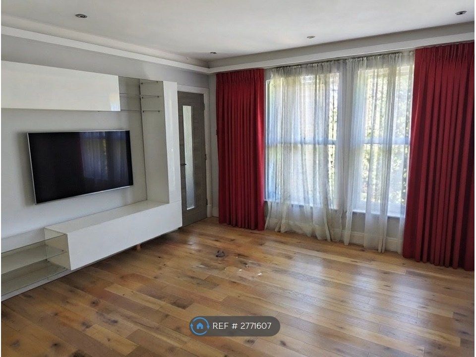 Property photo 1 of 14 Living Room