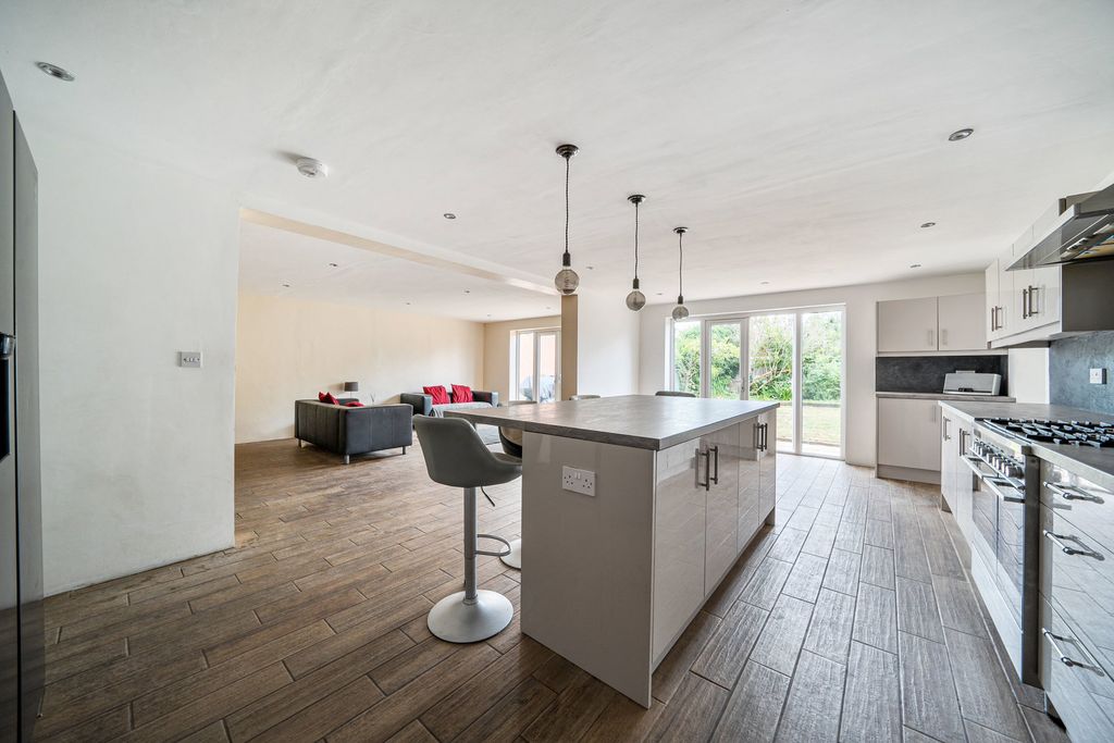 Property photo 3 of 20