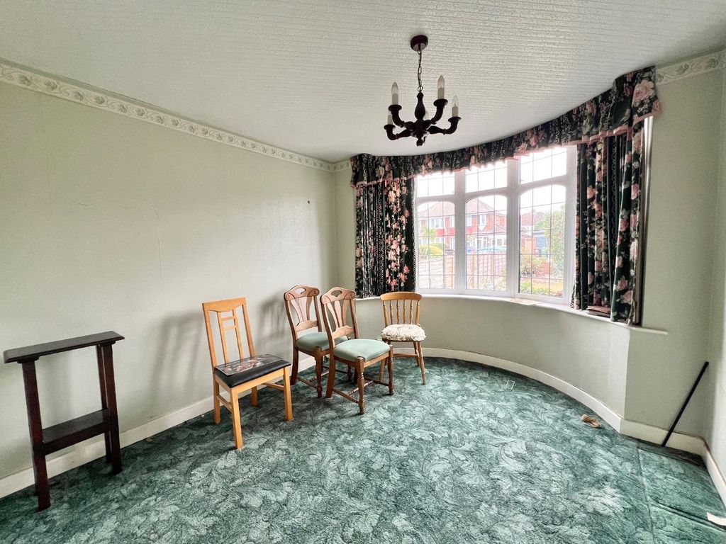 Property photo 3 of 11 Lounge