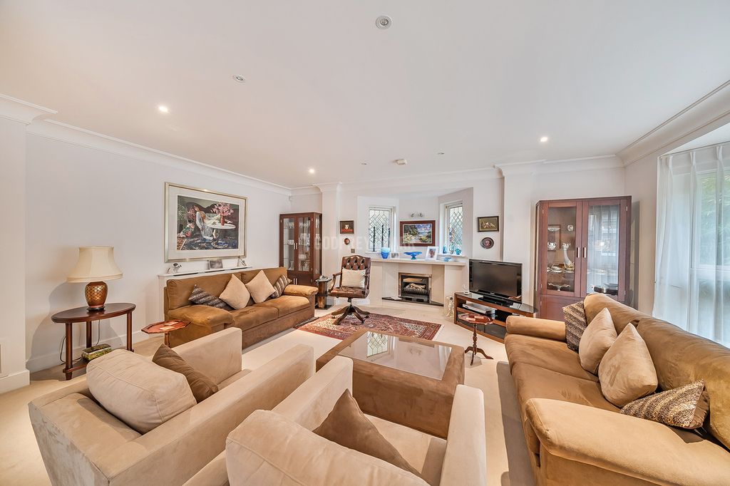 Property photo 2 of 21