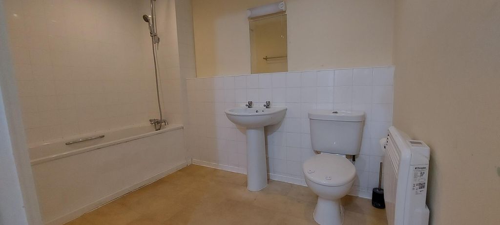 Property photo 2 of 12 Bathroom