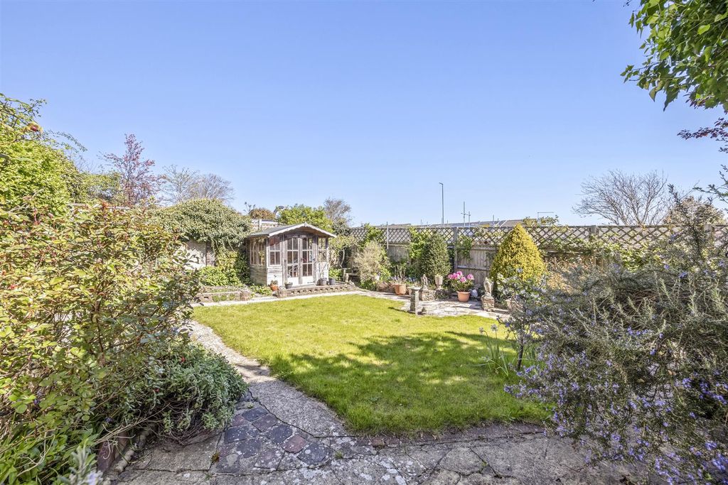 Property photo 3 of 32 Ditchling Road 212-021.Jpg
