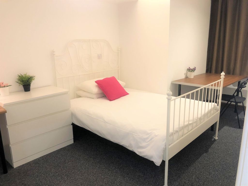 Property photo 2 of 7 A Neat And Bright Single Bedroom Featuring A White...