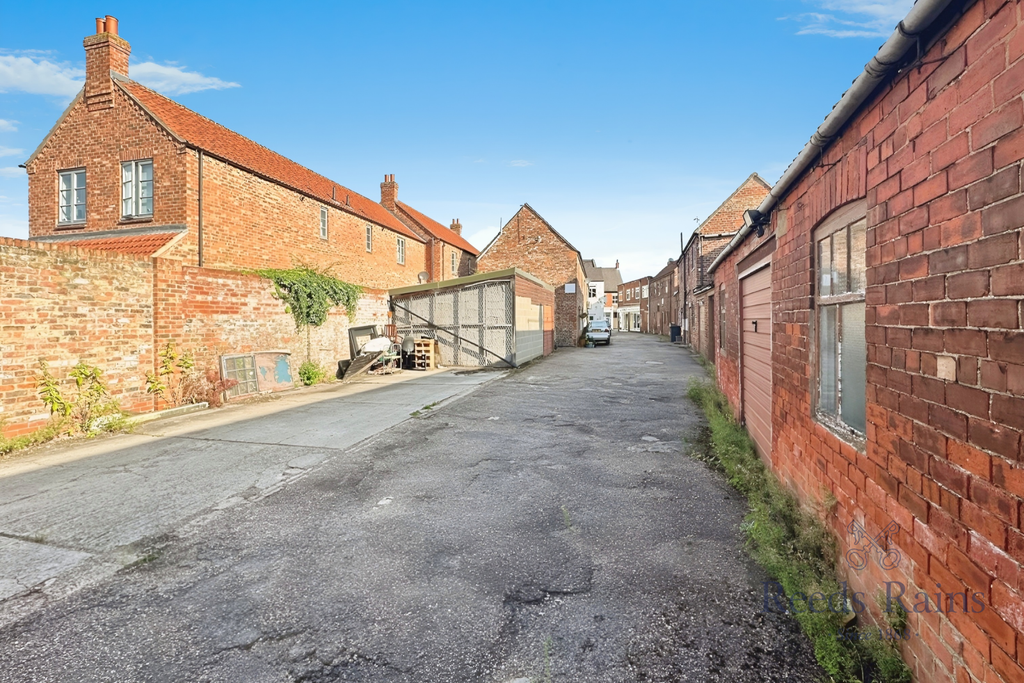 Property photo 2 of 16 Yard