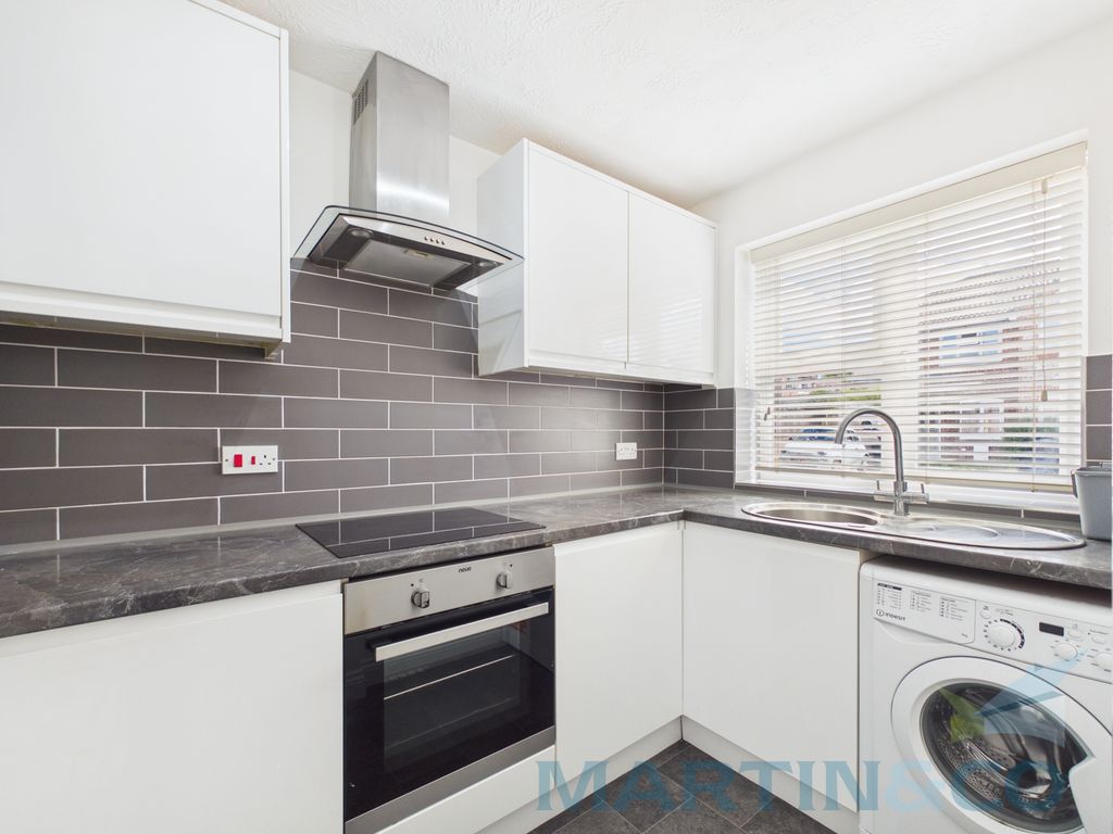 Property photo 2 of 9 Kitchen
