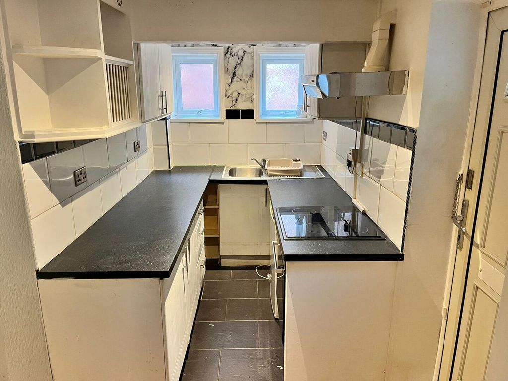 Property photo 3 of 6 Kitchen