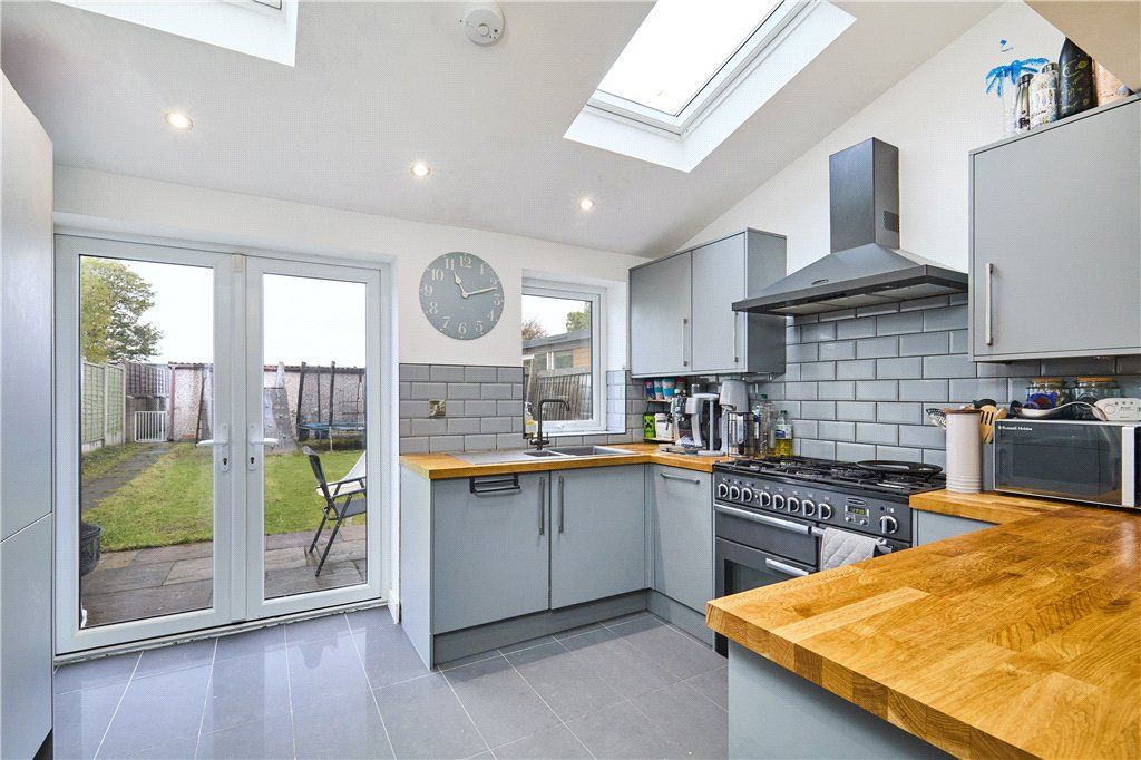 Property photo 3 of 17 Kitchen