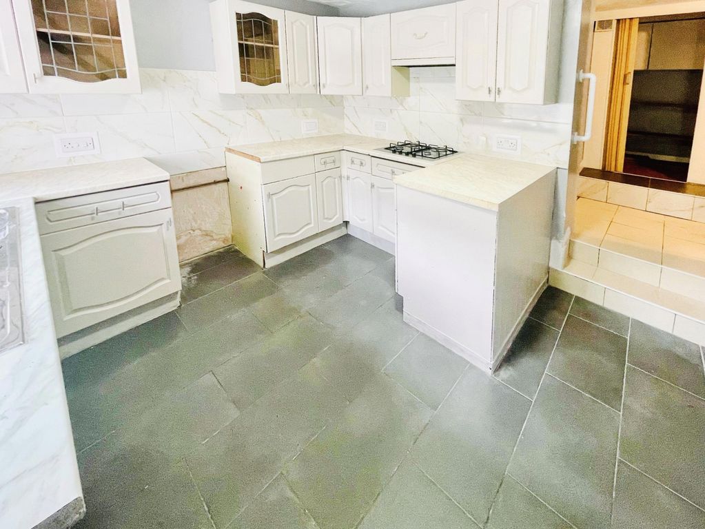 Property photo 3 of 10 Kitchen