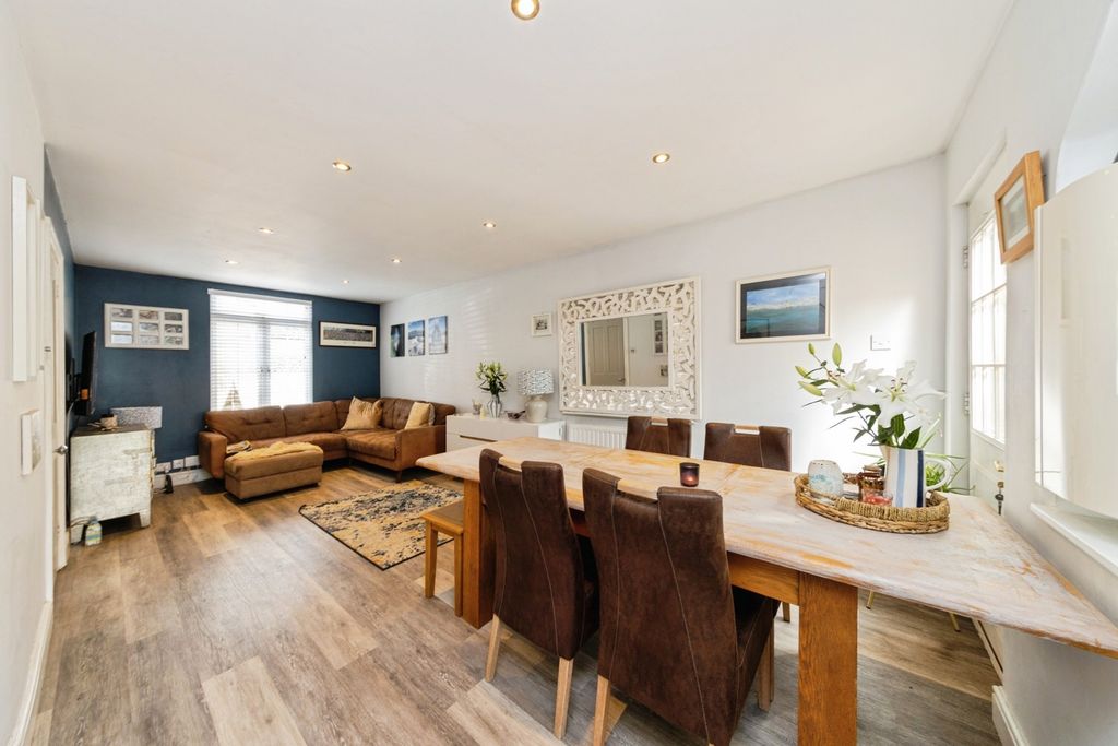 Property photo 2 of 11 Pbox-Img.Jpg