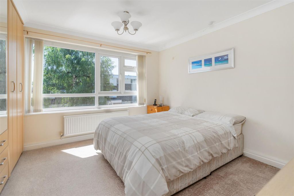 Property photo 2 of 11 5 Albany Gardens_5.Jpg