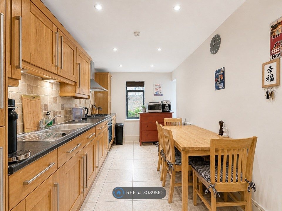 Property photo 3 of 9 Kitchen