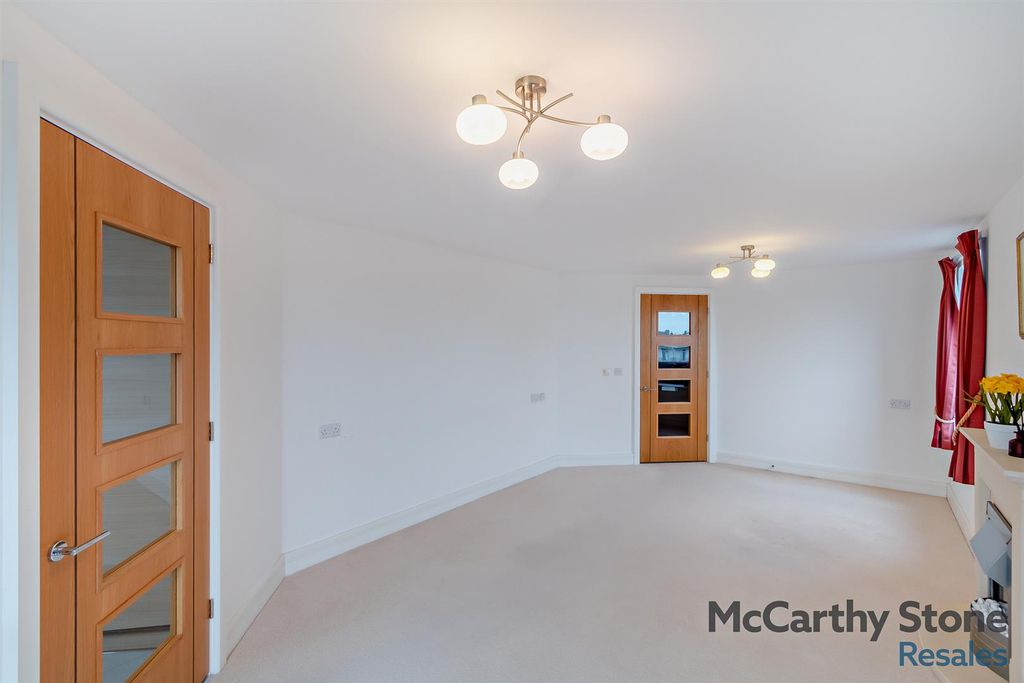Property photo 3 of 16 8635565-Interior02-800.Jpg