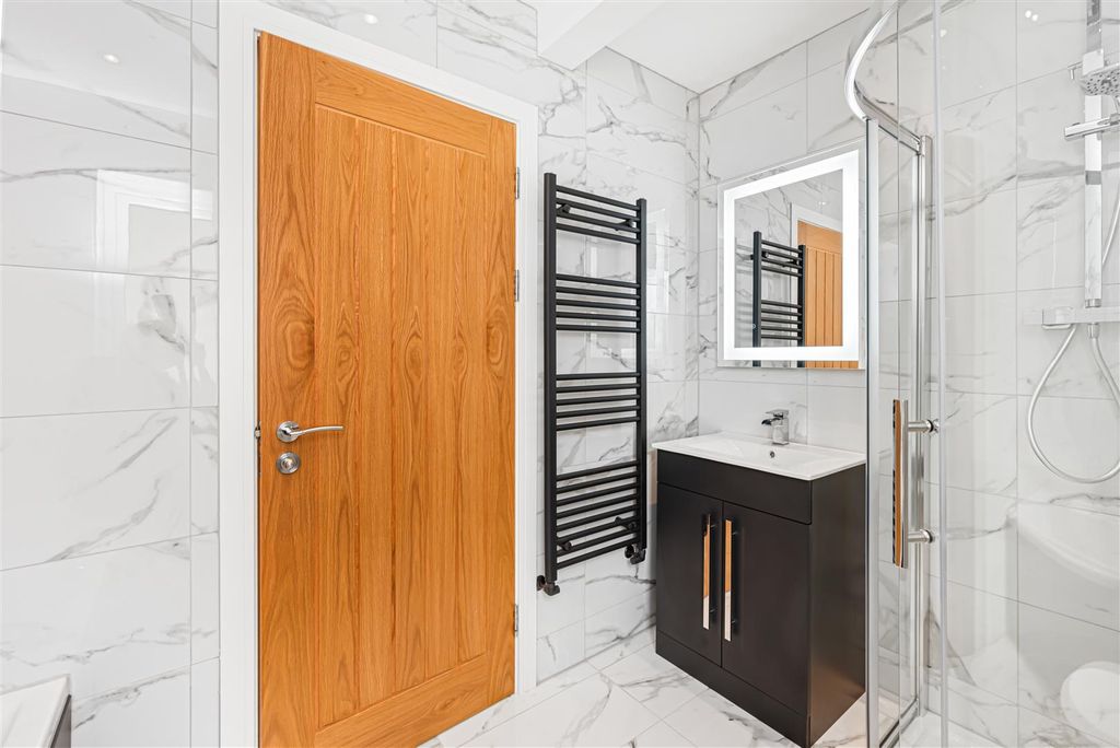 Property photo 3 of 39 Bathroom