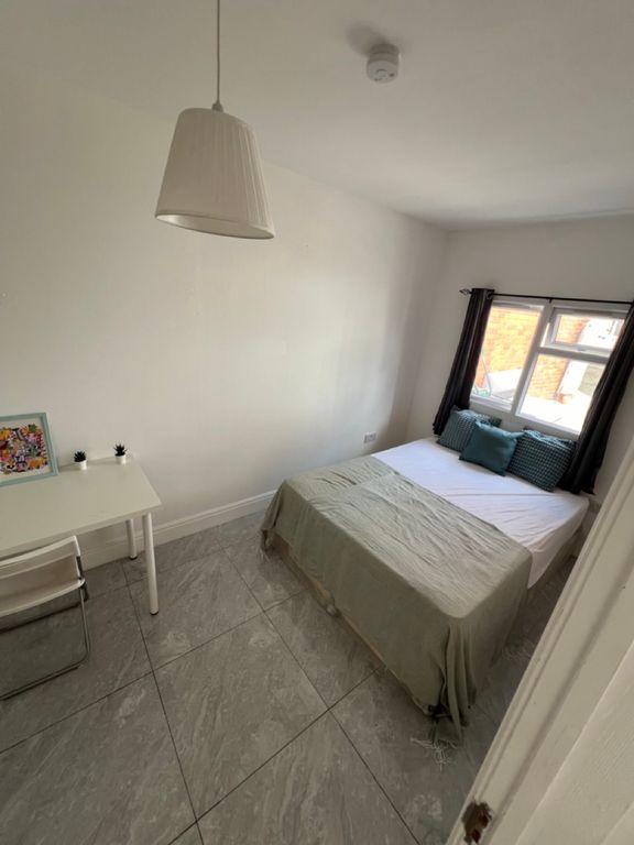 Property photo 2 of 35 Flat 7