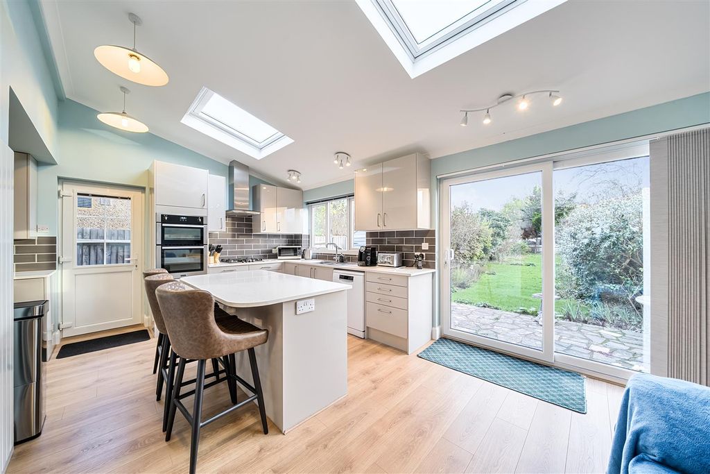 Property photo 3 of 11 Baldwins Lane - Kitchen Breakfast Room.Jpg
