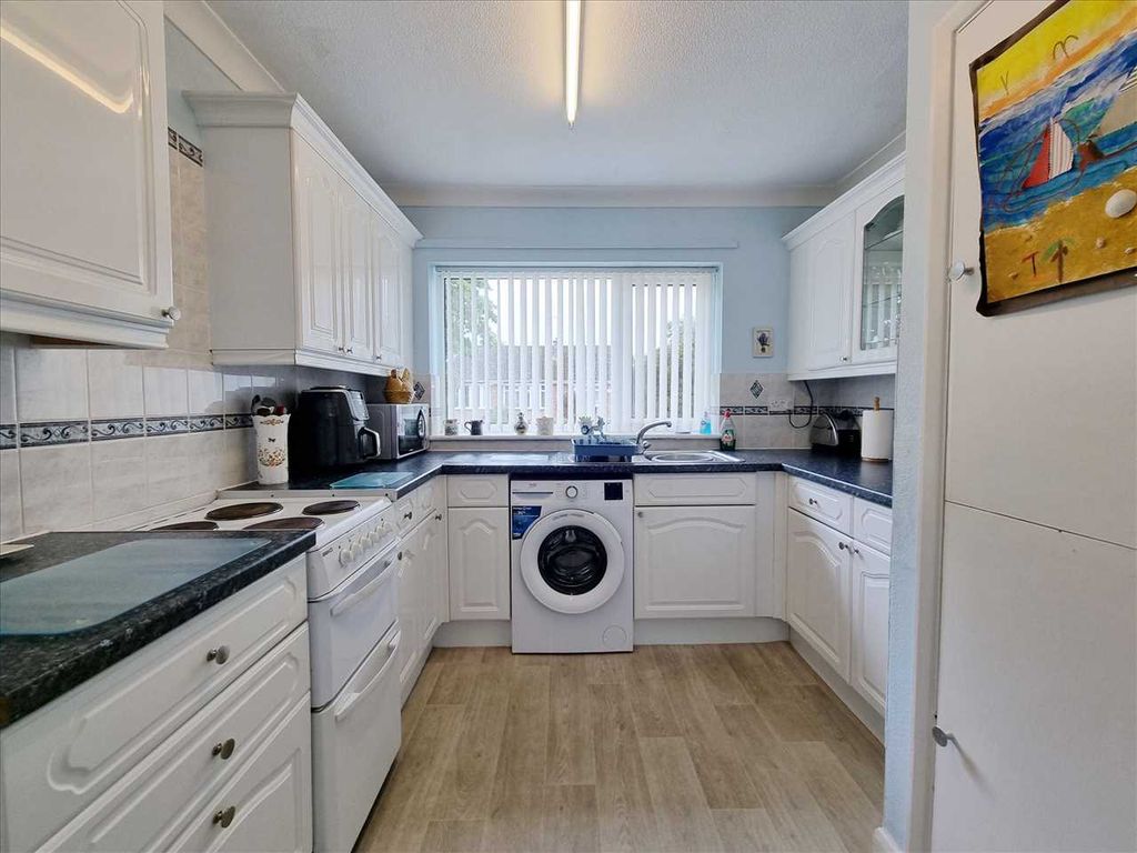 Property photo 3 of 9 Kitchen: