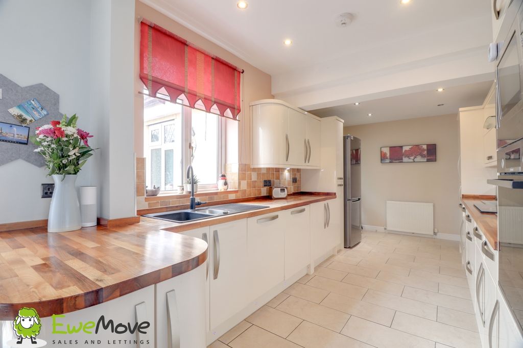Property photo 2 of 17 Modern Kitchen - Ben Brind Ewemove Estate Agents