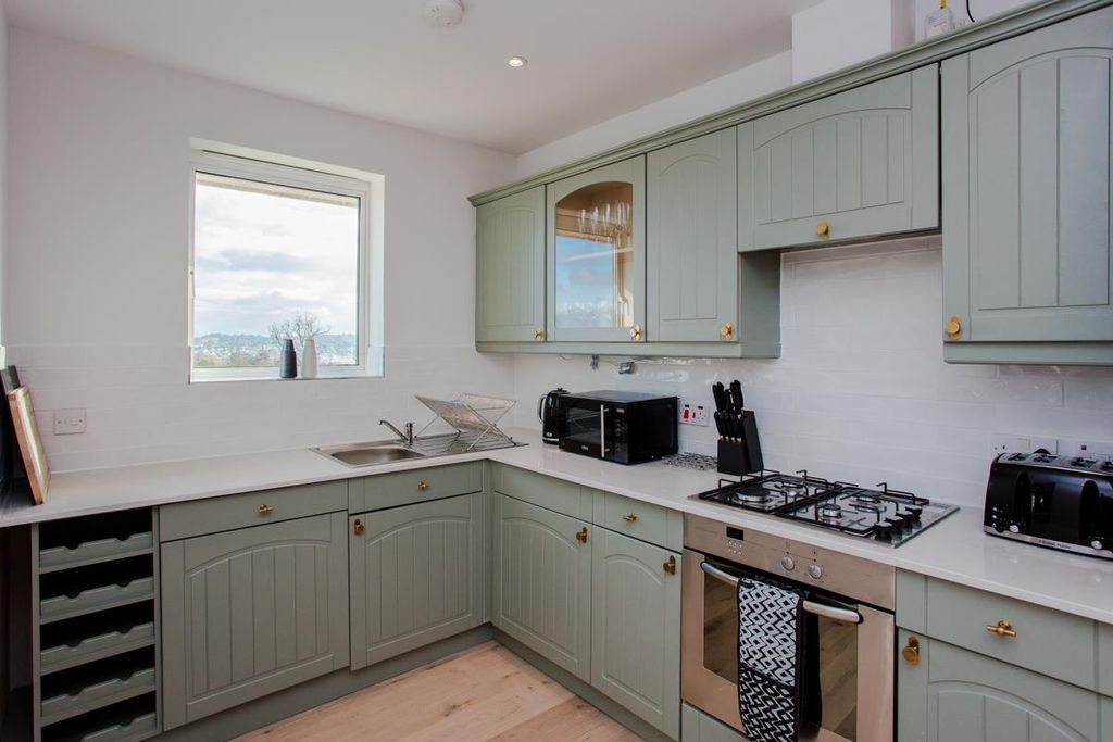 Property photo 3 of 29 13 Yarlington Court-Lr-42.Jpg