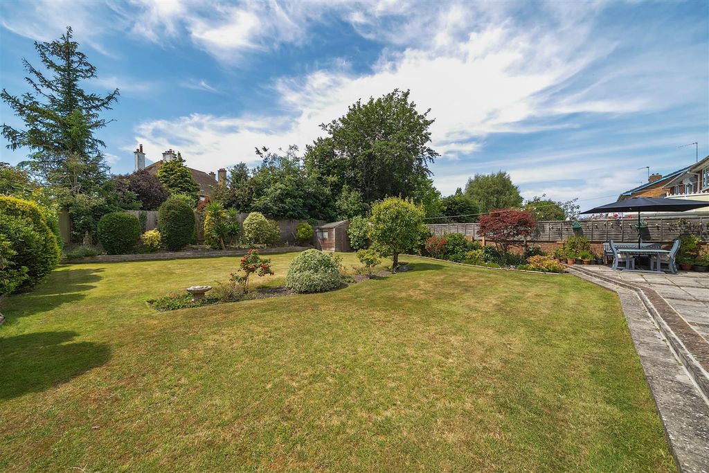 Property photo 2 of 19 Garden