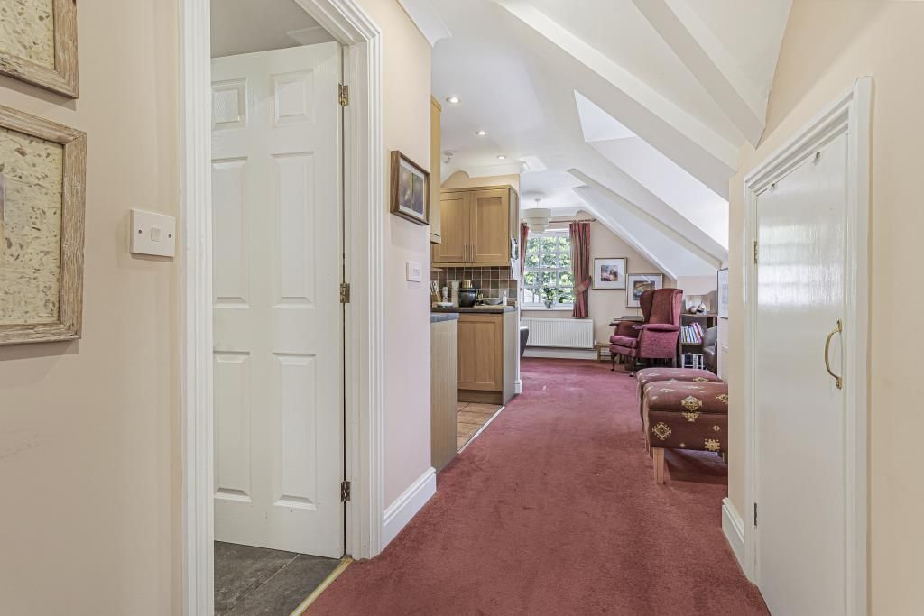 2 bed flat for saleThe Vineyards, Ely CB7 photo 5